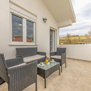 https://apartmani-opg-dragoslavic.hotelinzadar.com